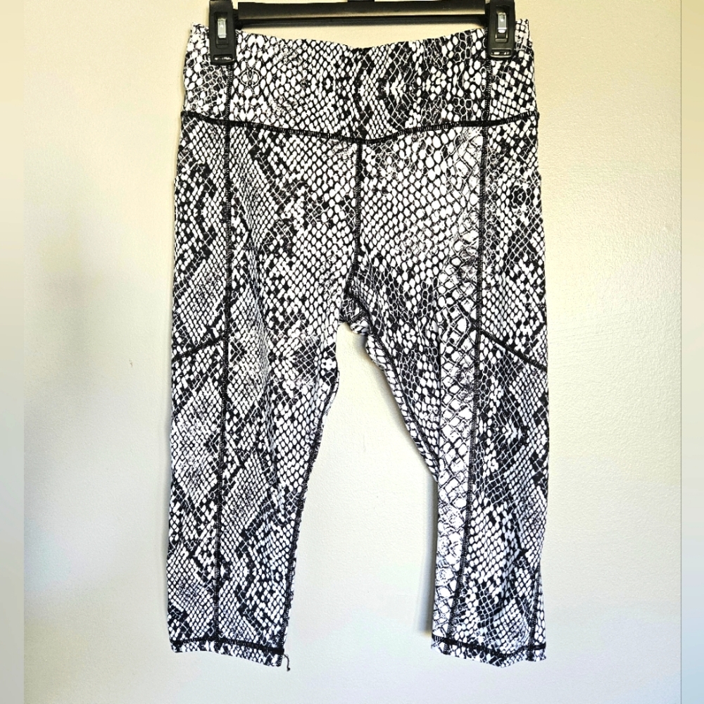 Kiava Black White Snakeskin print cropped Capri length leggings 18" Medium M